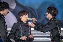 リョウガ（中央）にお餅を食べさせるタクヤ（右）と、2人を見守るカイ（左）。