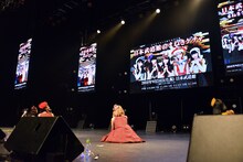 「日本武道館 de まねきケチャ」の開催をサプライズで知らされるまねきケチャメンバー。