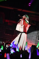 人気画像2位は「そらまふうらさか、25曲を届けた年越しライブで新年の幕開け祝う」より、まふまふ。（撮影：小松陽祐［ODD JOB］、岡本麻衣）