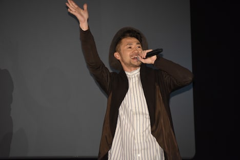 歌いながら登場したナオト・インティライミ。