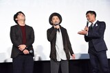 左から加藤肇監督、ナオト・インティライミ、槙野智章選手。