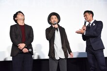 左から加藤肇監督、ナオト・インティライミ、槙野智章選手。