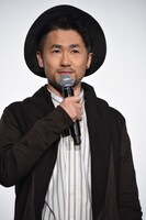 話すナオト・インティライミ。