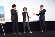 左から加藤肇監督、ナオト・インティライミ、槙野智章選手。