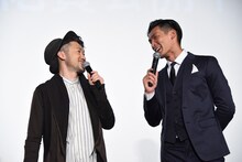 左からナオト・インティライミ、槙野智章選手。