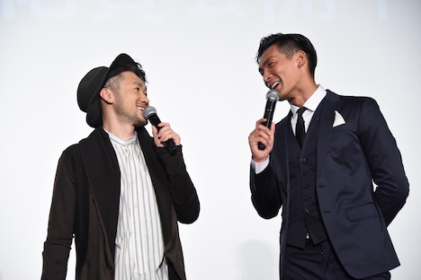 左からナオト・インティライミ、槙野智章。