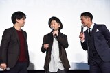左から加藤肇監督、ナオト・インティライミ、槙野智章選手。