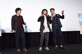 左から加藤肇監督、ナオト・インティライミ、槙野智章選手。