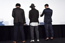 プレゼントの抽選をする加藤肇監督、ナオト・インティライミ、槙野智章選手。