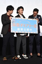 ナオト・インティライミが背伸びをしていることに気付いた槙野智章選手（右）。