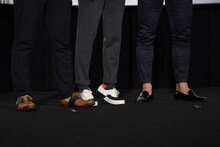 背伸びをするナオト・インティライミ（中央）。