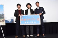 左から加藤肇監督、ナオト・インティライミ、槙野智章選手。