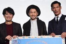 左から加藤肇監督、ナオト・インティライミ、槙野智章選手。