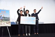 手を振る加藤肇監督、ナオト・インティライミ、槙野智章選手。