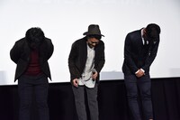 お辞儀をする加藤肇監督、ナオト・インティライミ、槙野智章選手。