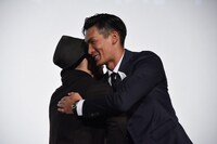 抱き合うナオト・インティライミ（左）と槙野智章（右）。