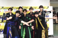 おめでたいポーズをする超特急。