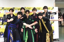 おめでたいポーズをする超特急。