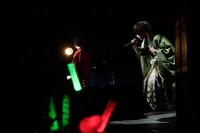 左からあほの坂田、うらたぬき。（撮影：小松陽祐［ODD JOB］、岡本麻衣）