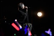 人気画像10位は「そらまふうらさか、25曲を届けた年越しライブで新年の幕開け祝う」より、まふまふ。（撮影：小松陽祐［ODD JOB］、岡本麻衣）