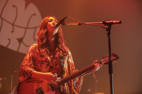 松尾レミ（Vo, G）（Photo by HAJIME KAMIIISAKA）