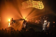 GLIM SPANKY「BIZARRE CARNIVAL Tour 2017-2018」東京・新木場STUDIO COAST公演の様子。（Photo by HAJIME KAMIIISAKA）