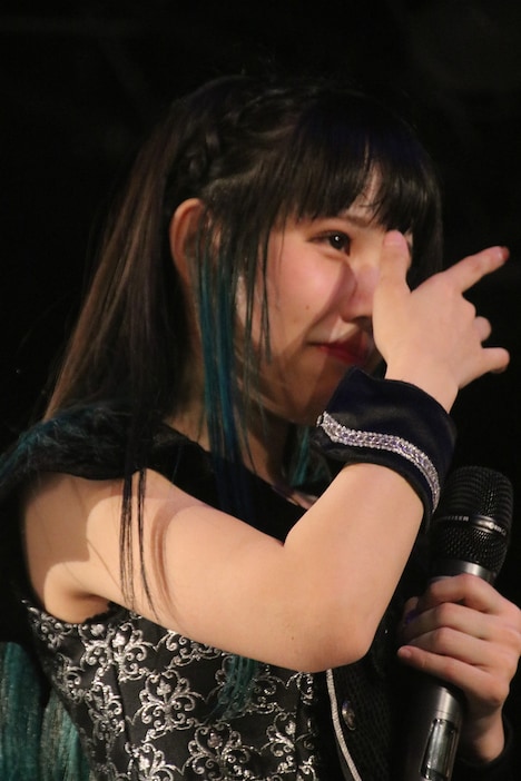 涙ながらに卒業を発表する橘はるか。