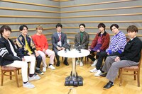 超特急と庄司智春（左から4番目）。