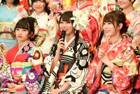 左から向井地美音（AKB48チームK）、白間美瑠（NMB48チームM / AKB48チームA兼任）、宮脇咲良（HKT48チームKIV、AKB48チームA）。