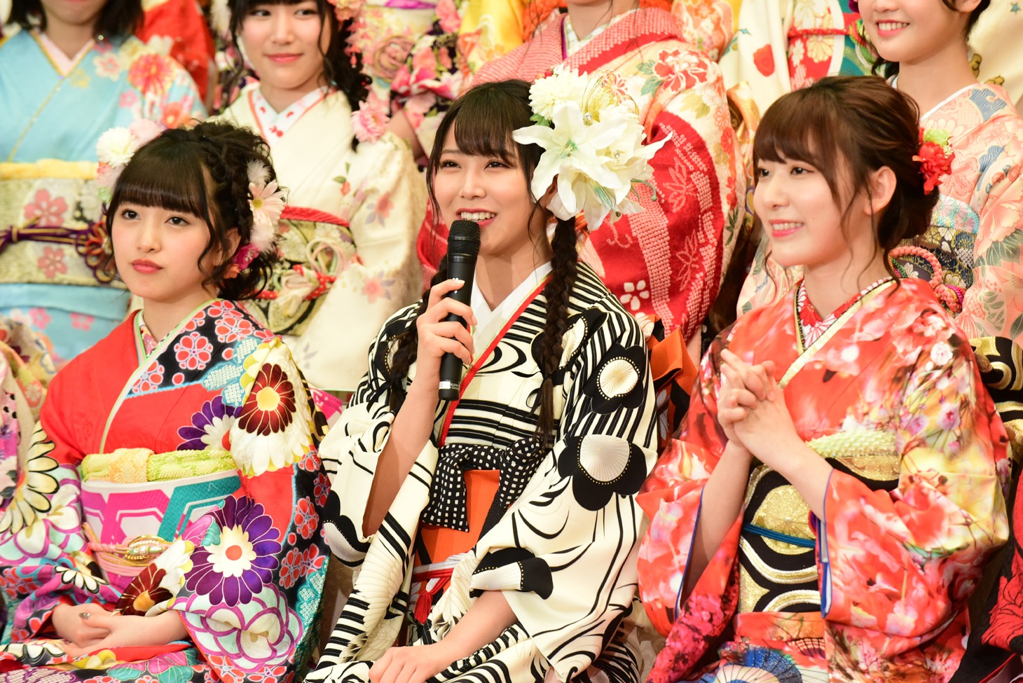 左から向井地美音（AKB48チームK）、白間美瑠（NMB48チームM / AKB48チームA兼任）、宮脇咲良（HKT48チームKIV、AKB48チームA）。
