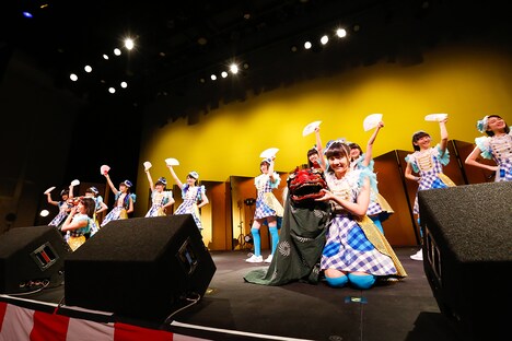 金屏風の飾られたステージで扇子と獅子頭を持つ3B junior。（撮影：笹森健一）