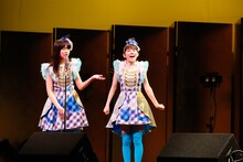 漫才を披露する栗本柚希（左）と鈴木萌花（右）によるコンビ・くりもえか。（撮影：笹森健一）