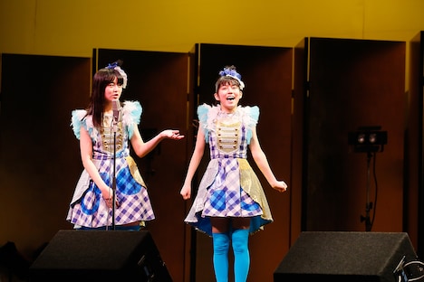 漫才を披露する栗本柚希（左）と鈴木萌花（右）によるコンビ・くりもえか。（撮影：笹森健一）