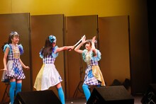 真剣白刃取りに挑戦する大平ひかる（左）、小島はな（中央）、市川優月（右）の中学生トリオ。（撮影：笹森健一）