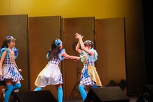 真剣白刃取りに失敗した大平ひかる（左）、小島はな（中央）、市川優月（右）の中学生トリオ。（撮影：笹森健一）