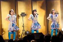 The Nolans「I'm in The Mood for Dancing」を歌う奥澤レイナ（左）、栗本柚希（中央）、森青葉（右）。（撮影：笹森健一）