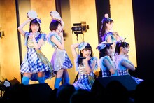 ザ・スパイダース「バン バン バン」を披露する3B juniorのメンバー。左から大平ひかる、公野舞華、小島はな、斎藤夏鈴、小田垣陽菜、中村優。（撮影：笹森健一）