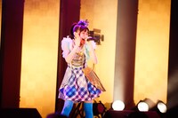 キャンディーズ「春一番」を歌う鈴木萌花。（撮影：笹森健一）