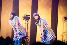 坂本九「上を向いて歩こう」を歌う愛来（左）と葉月智子（右）。（撮影：笹森健一）