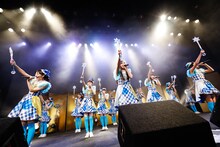 「抱きしめたくな～れ！魔法のスティックライト」を持ってパフォーマンスする3B junior。（撮影：笹森健一）