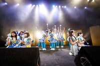 「抱きしめたくな～れ！魔法のスティックライト」を持ってパフォーマンスする3B junior。（撮影：笹森健一）