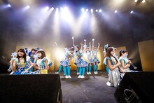 「抱きしめたくな～れ！魔法のスティックライト」を持ってパフォーマンスする3B junior。（撮影：笹森健一）