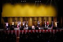 ステージ上で公開振り入れを行う3B juniorとAnna先生。（撮影：笹森健一）