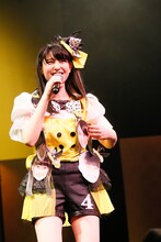 はちみつロケットメンバーの顔写真を衣装にあしらった森青葉。（撮影：笹森健一）