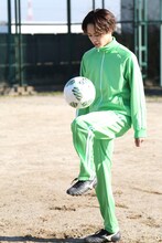 リフティングをするタクヤ。