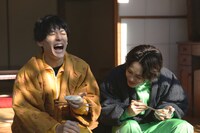 大笑いするユースケとタクヤ。