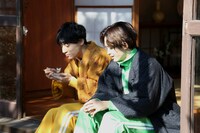 餅を食べるユースケとタクヤ。