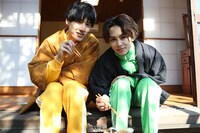 餅を焼くユースケとタクヤ。