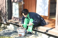 1人で餅を焼くタクヤ。