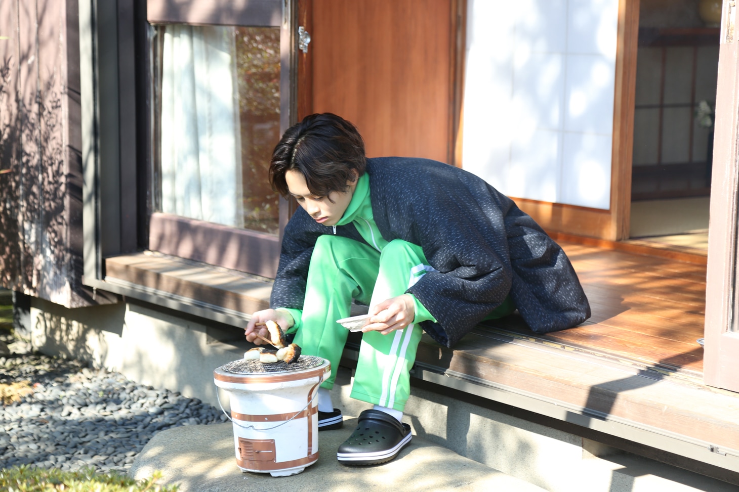 1人で餅を焼くタクヤ。